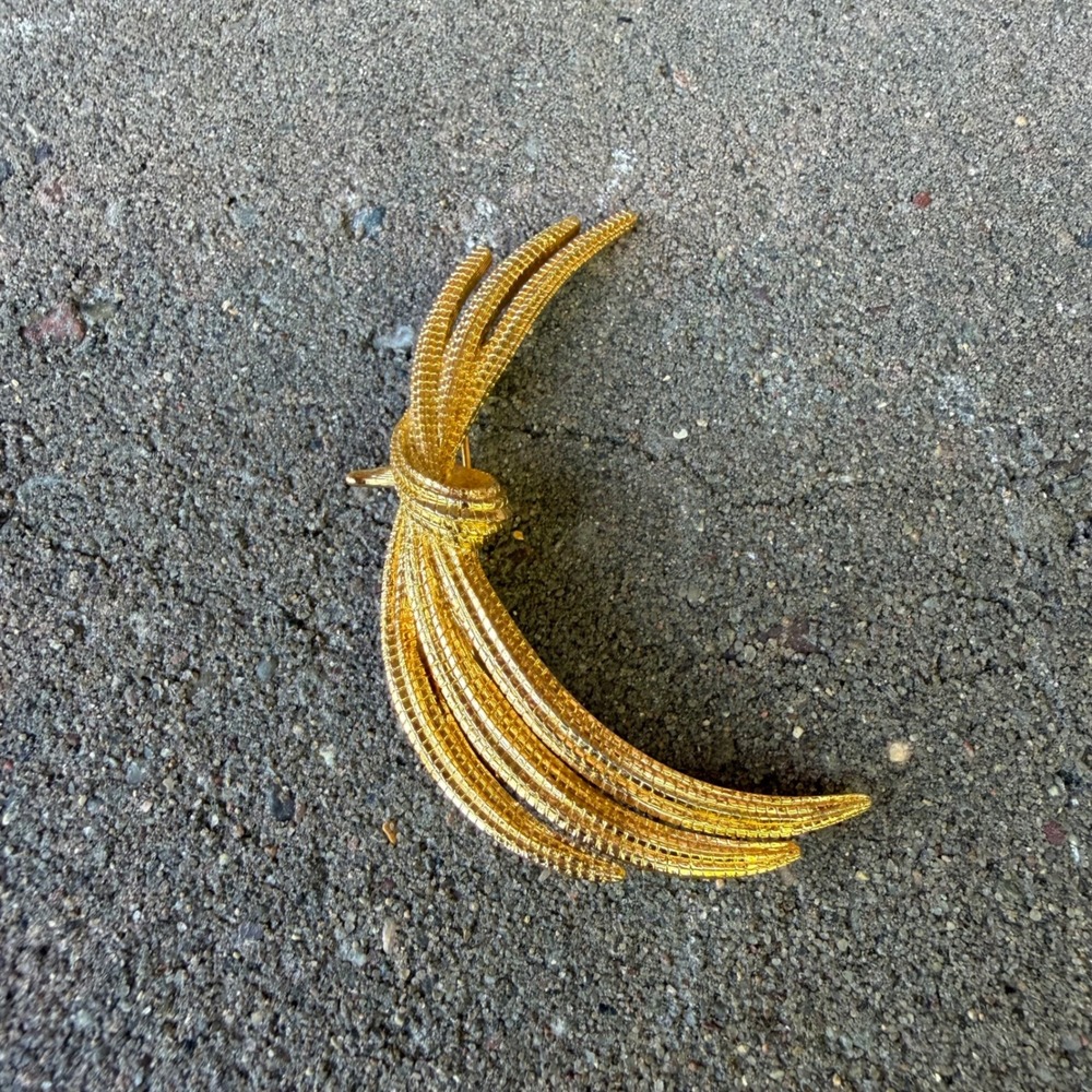 Monet Brooch Pin Womens Gold Tone Textured Curved Spray Wheat Design Vintage